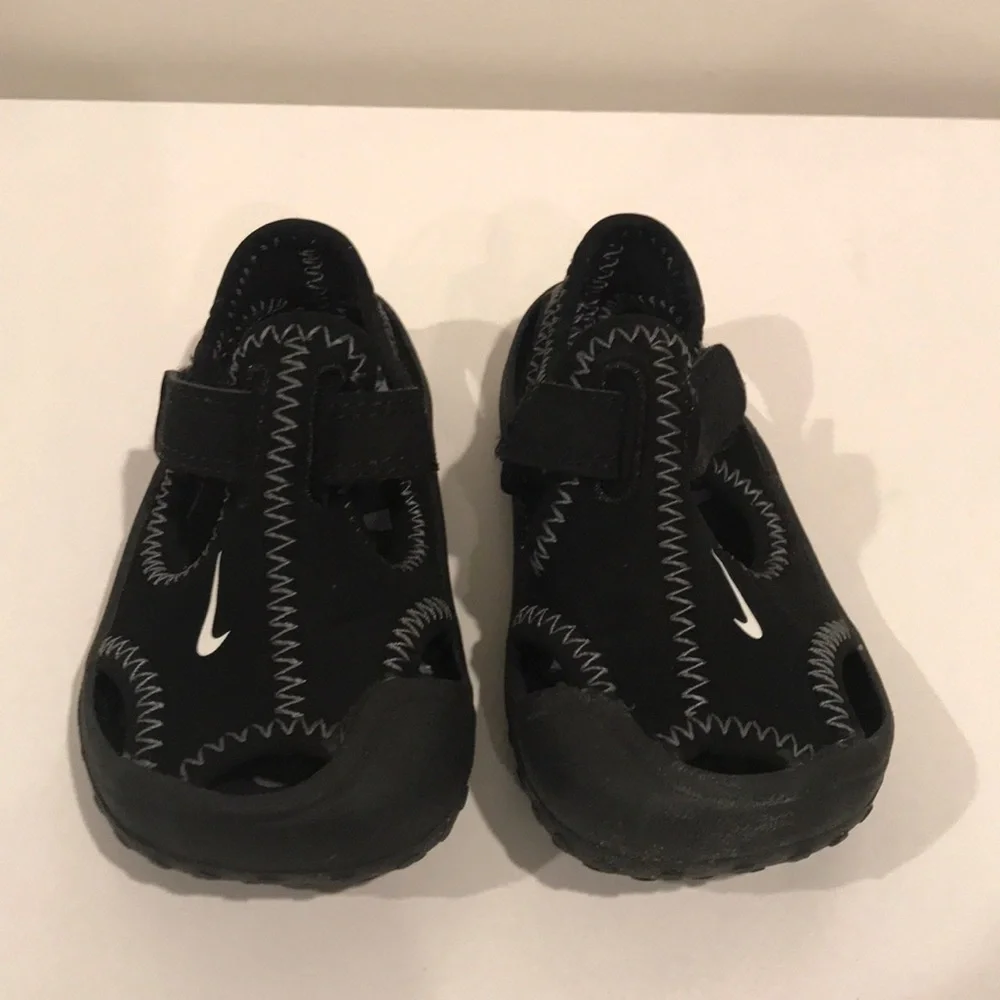 Nike Toddler Water Shoes (size 5C)